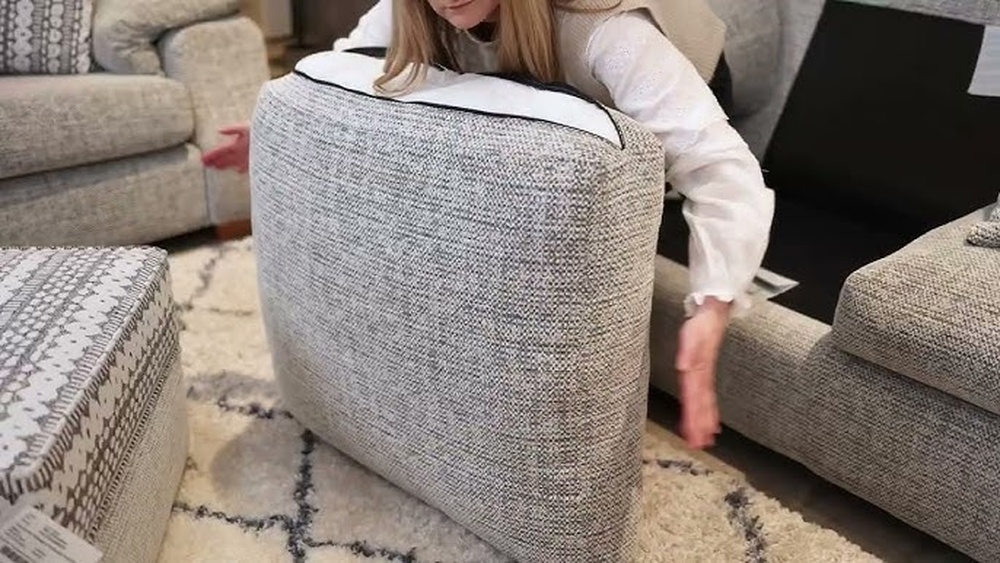 How to Fluff Sofa Cushions: Easy Tricks for a Plush Look