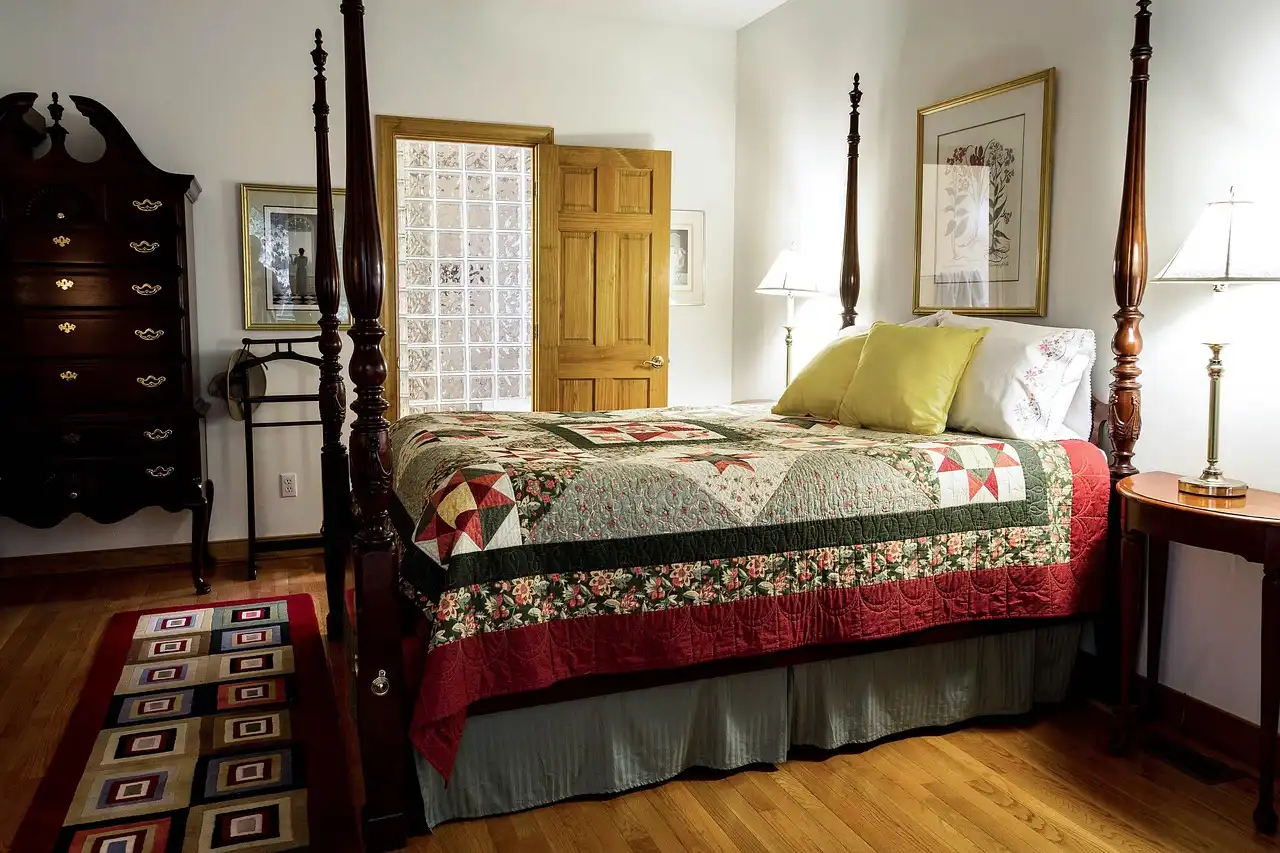 What size rug fits a queen bed?