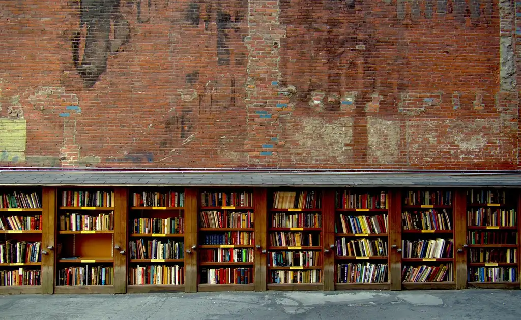 Narrow-wall bookshelf fit checklist