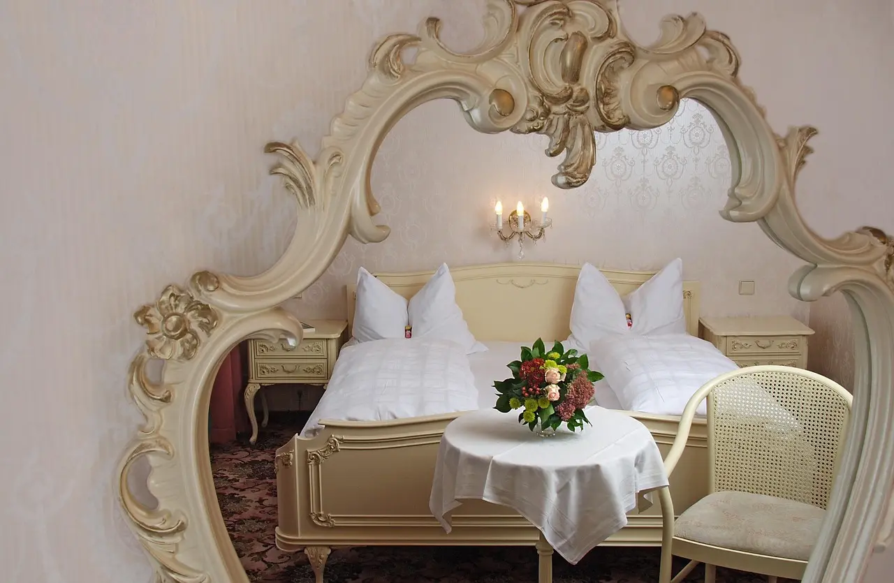 Wall-mounted mirror: best for tight rooms and safety