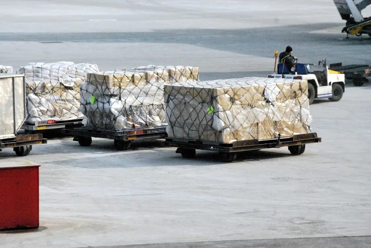 Pallet, ratchet straps, and freight prep: best for full-sofa shipping