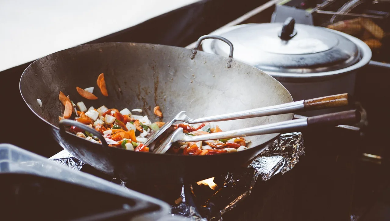 How big should your pan be for family meals, batch cooking, and small kitchens?