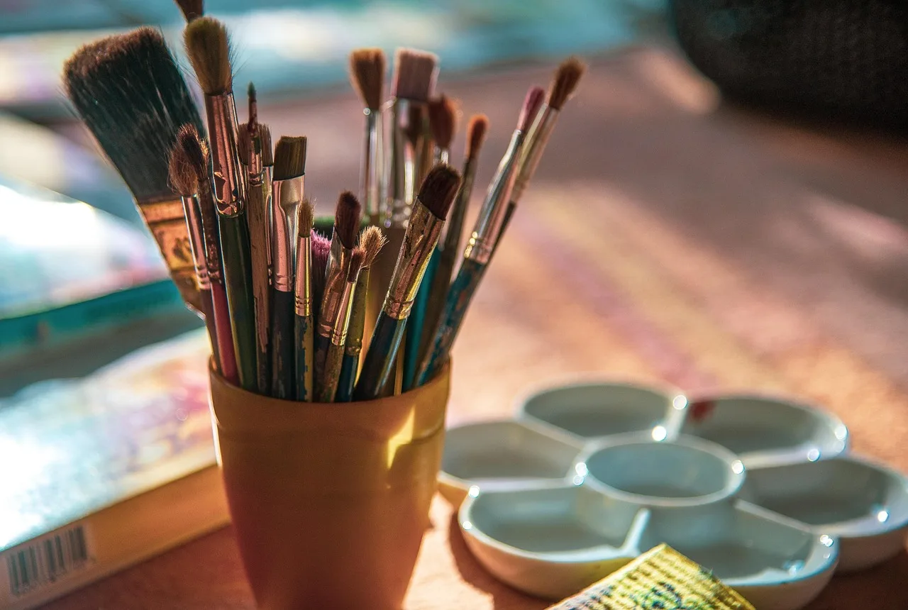 Does the holder keep the brush clean and dry?