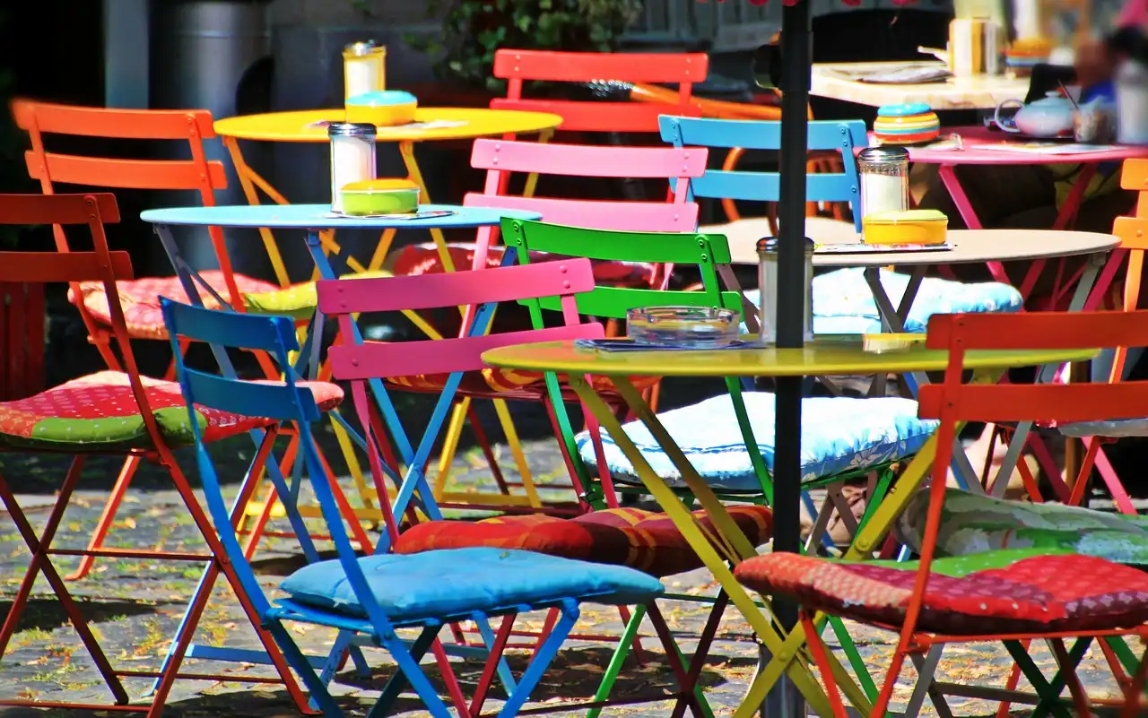 Balcony folding chairs vs bistro chairs: which fits your space?