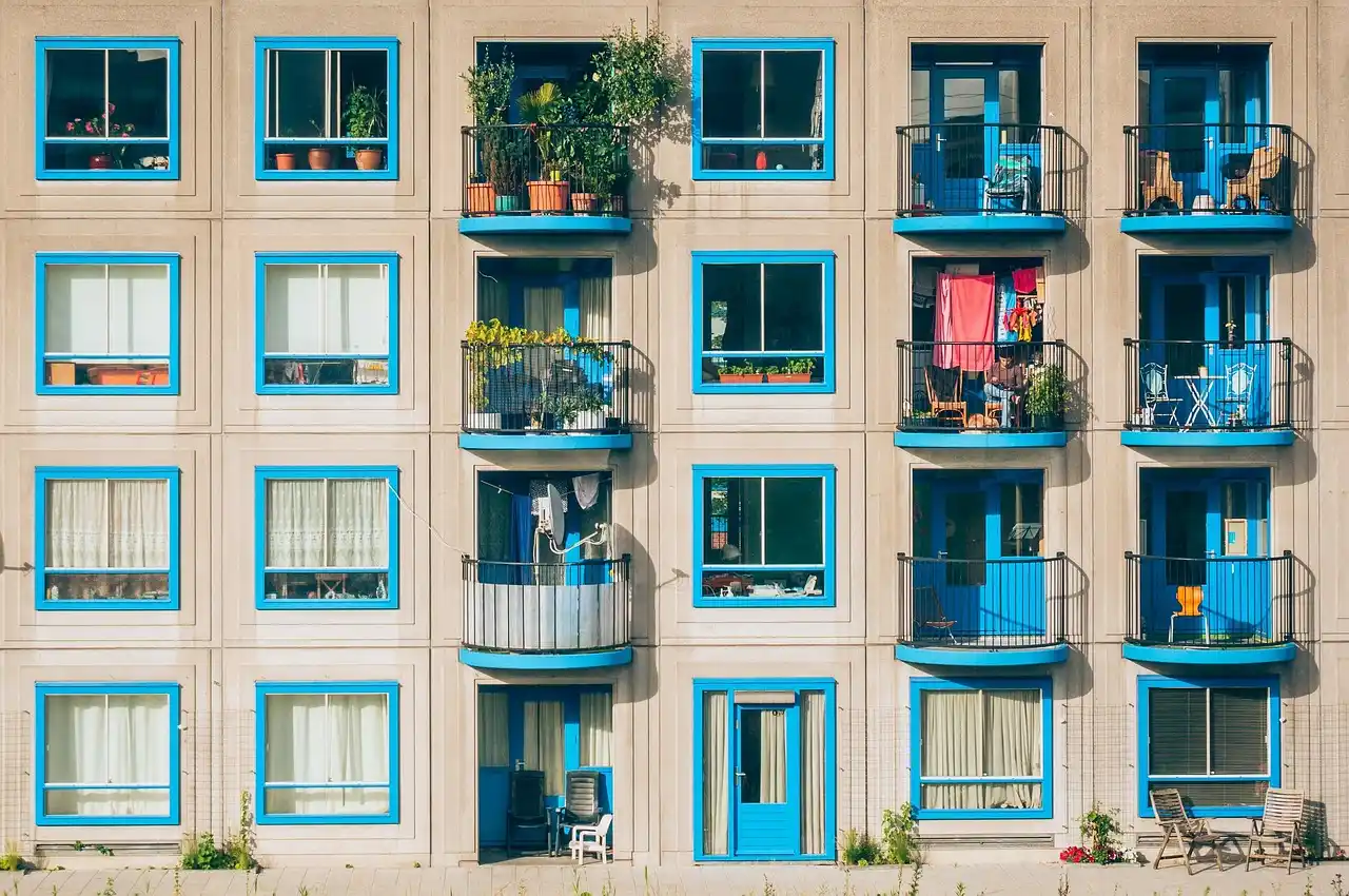 Which is safer for apartment balconies, rail planters or boxes?
