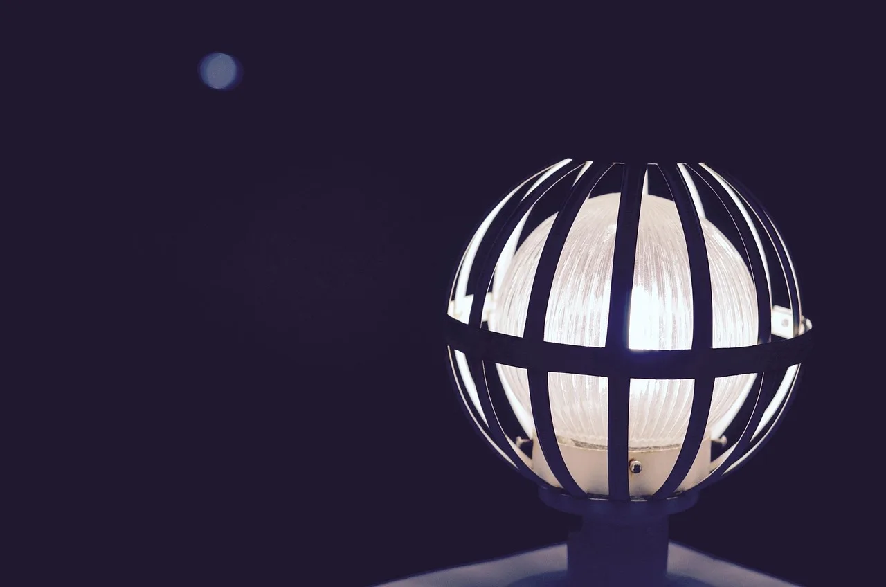How do privacy, airflow, and night visibility compare?