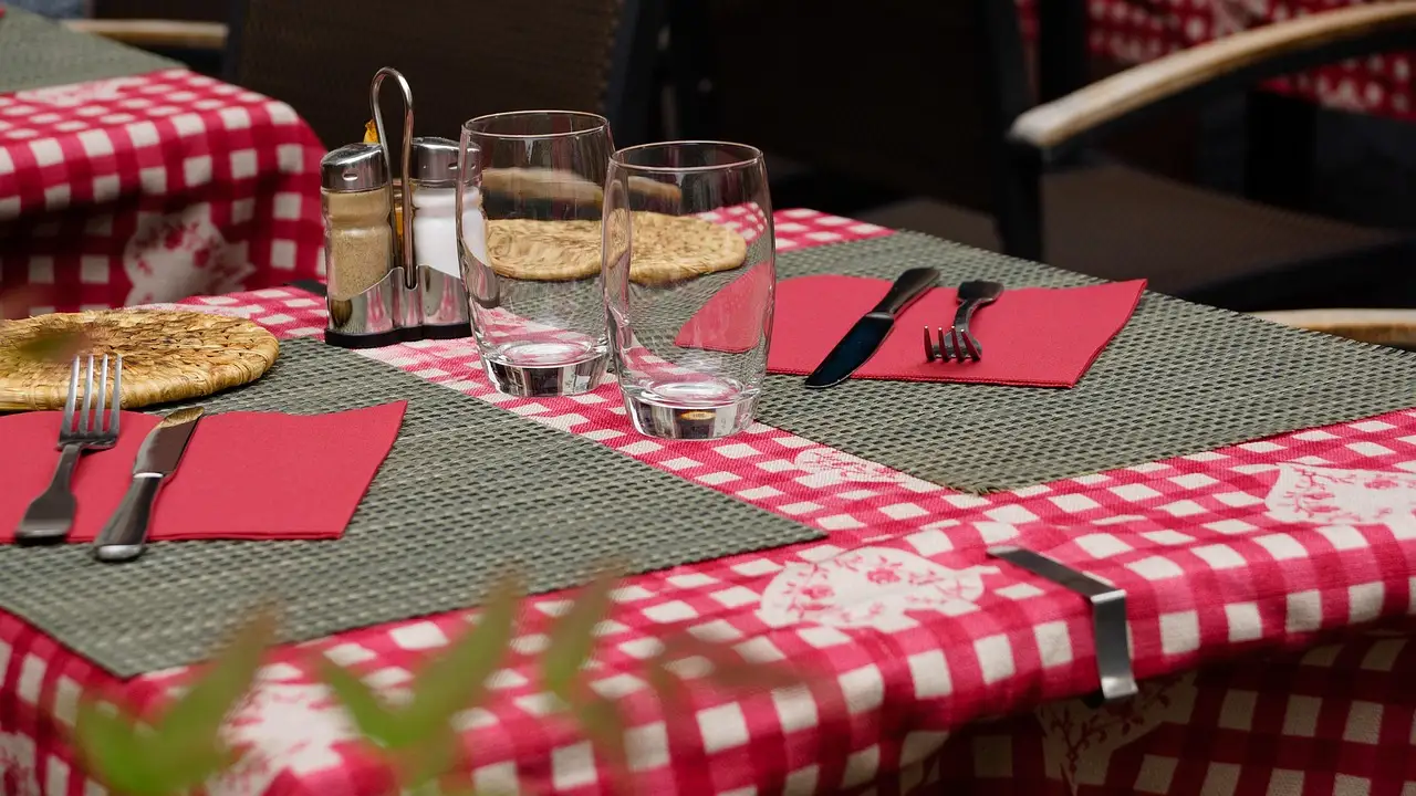 Bistro set: best for intimate hosting