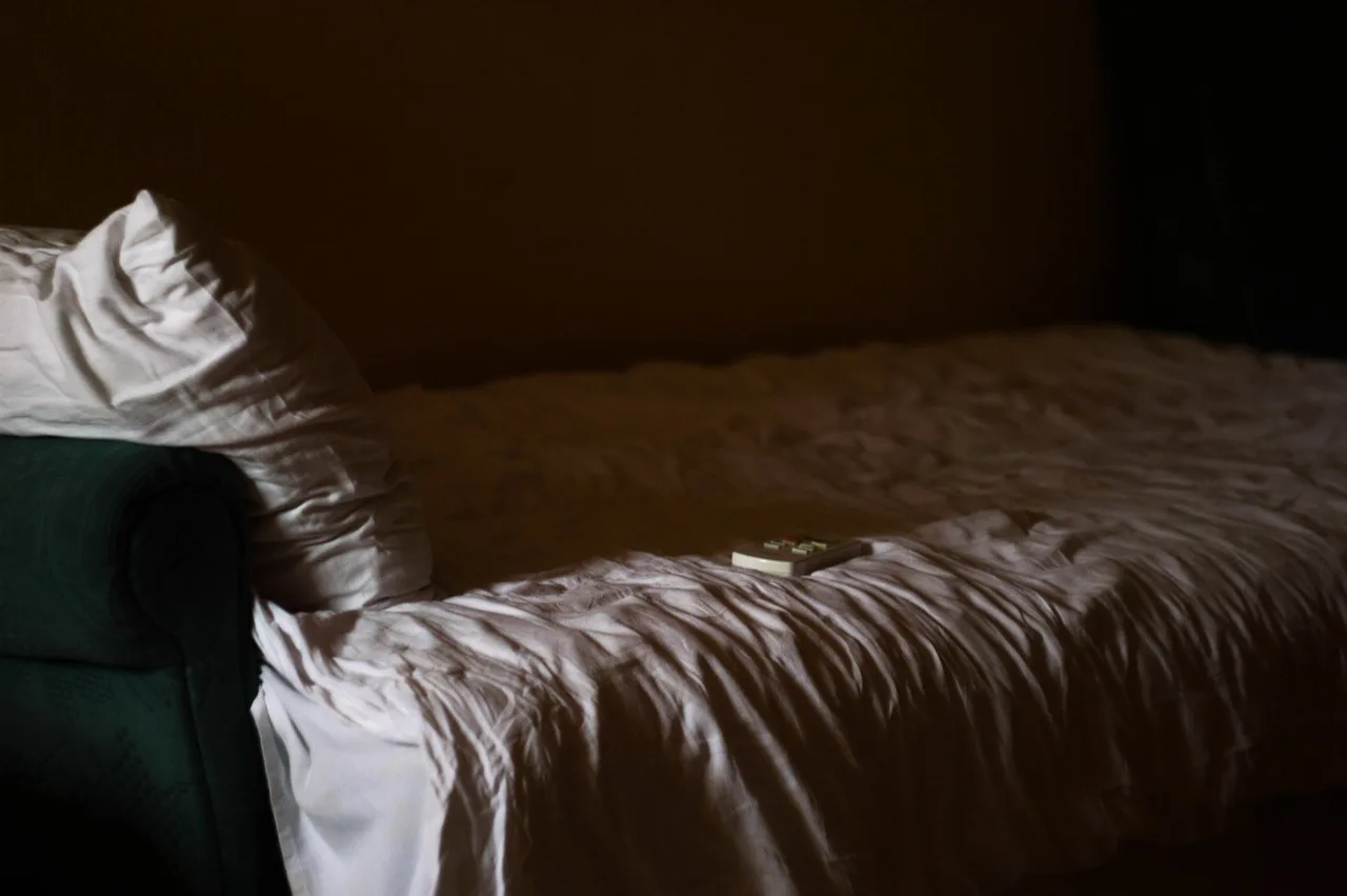 How to choose paint for a dark bedroom
