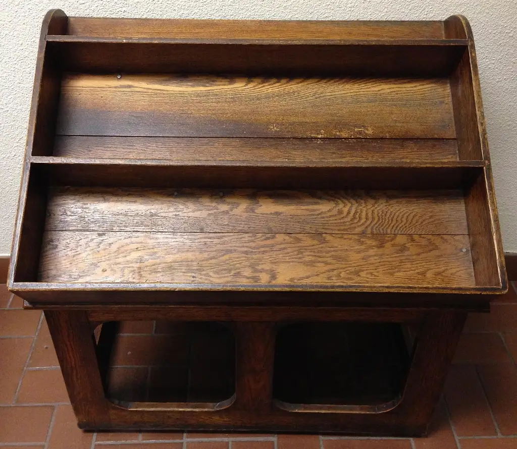 Reclaimed wood shelves: best for authentic character