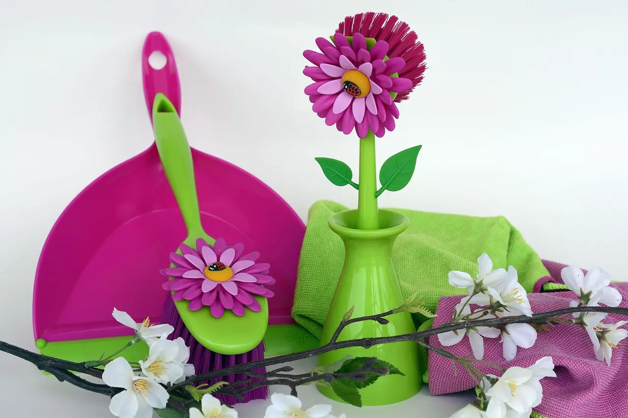 What is the best brush for cleaning pots and pans without scratching?
