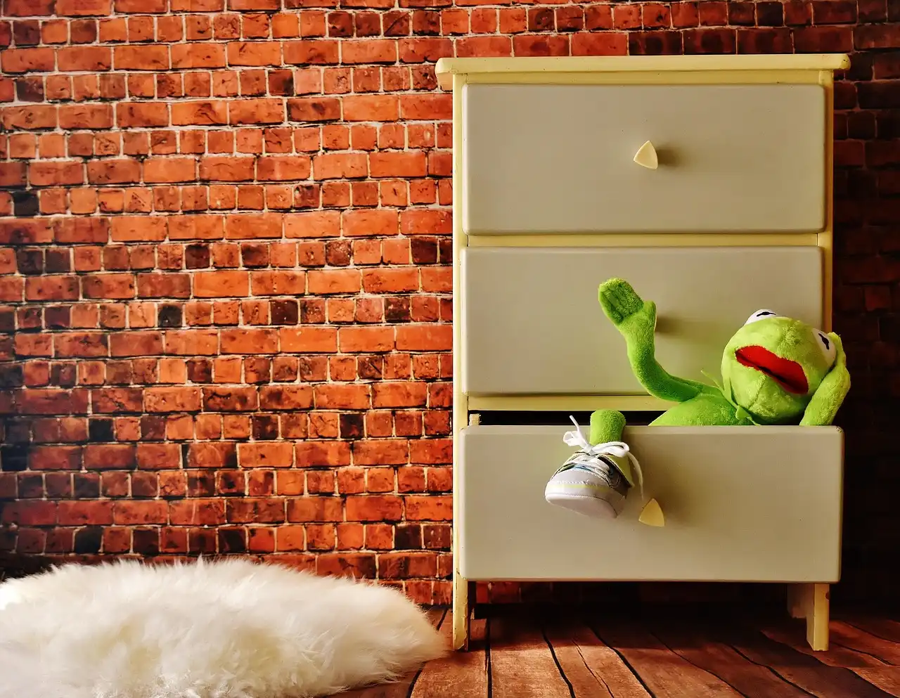 Compact 3–4 drawer dresser: is it enough for a small room?