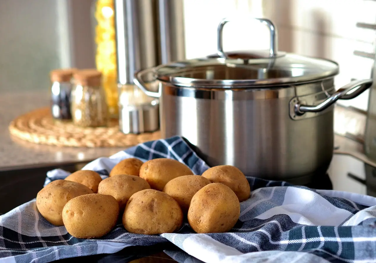 how to organize kitchen cabinets pots and pans
