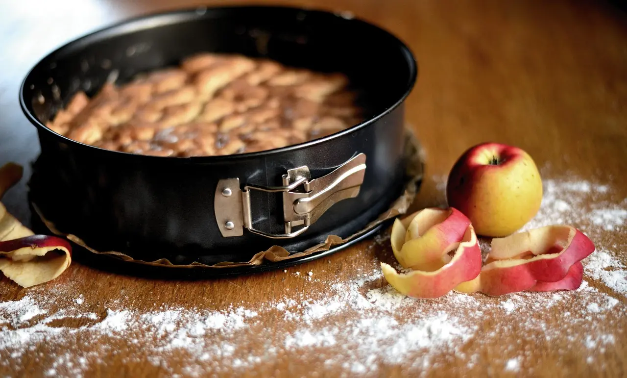 Choose Roasting Pan if… / Choose Baking Dish if…
