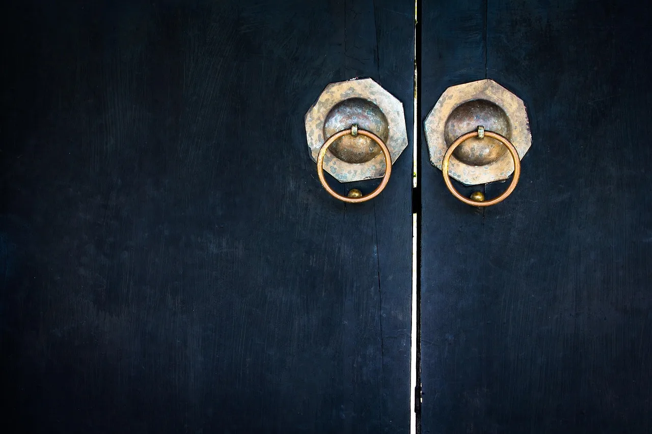 Wood dresser knobs vs metal knobs: the core trade-off