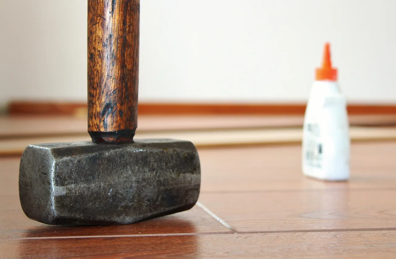 Wood dresser vs laminate dresser: what changes in daily use